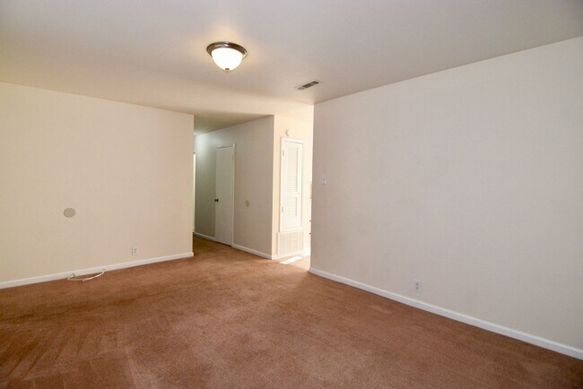 Building Photo - 3 Bed/1.5 Bath home off Meadowbrook Drive ...