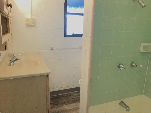 Building Photo - WINAM AVE 2/1/2 cottage, c-fan, W/D