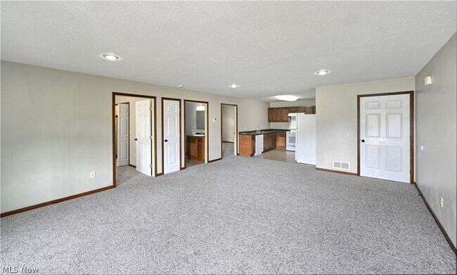 Building Photo - 163 Cedar Ln NE
