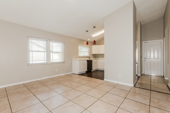 Building Photo - 2027 Helm Ln