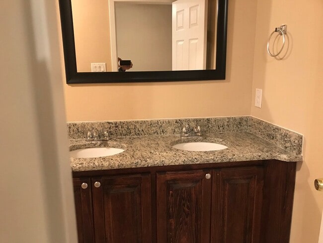 Building Photo - 4 Bed, 2.5 Bath Duplex