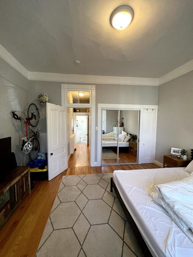 Building Photo - bedroom in San Francisco CA 94103