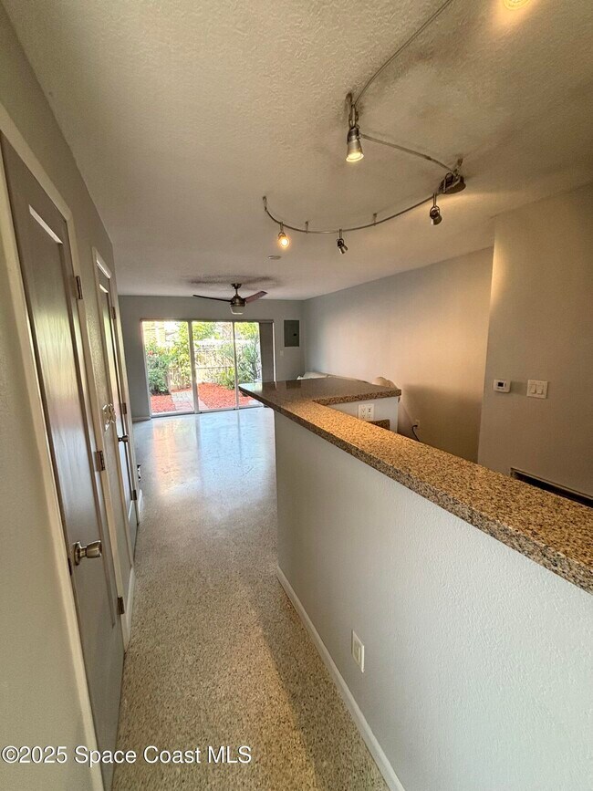 Building Photo - 112 E Colonial Ct