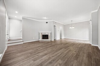 Building Photo - 2100 Tanglewilde St