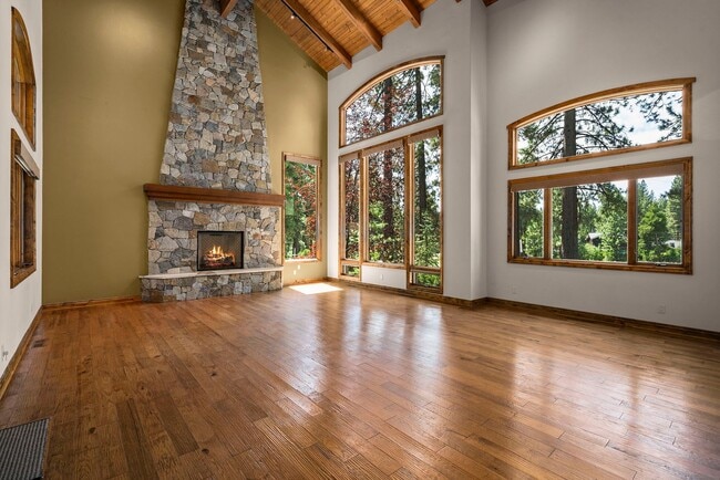 Building Photo - 345 Country Club Dr