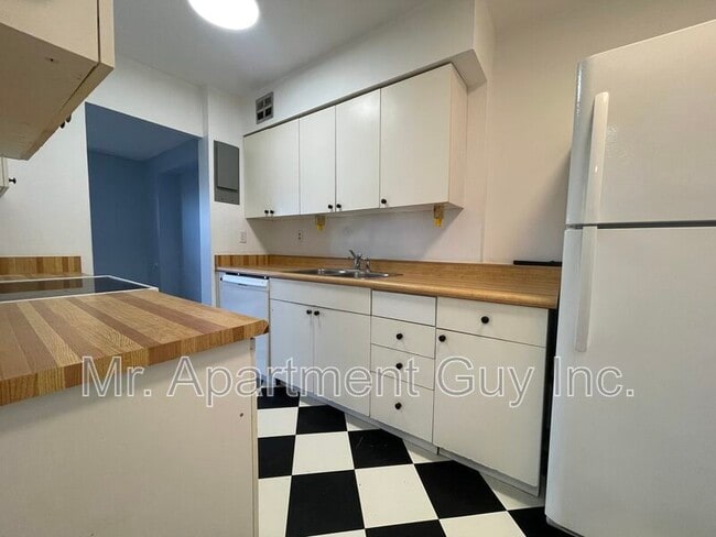 Building Photo - 1964 Main St W