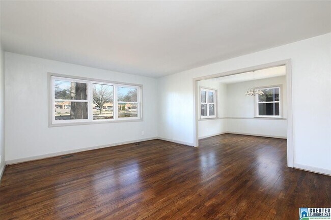 Foto del edificio - 5509 Crestwood Blvd