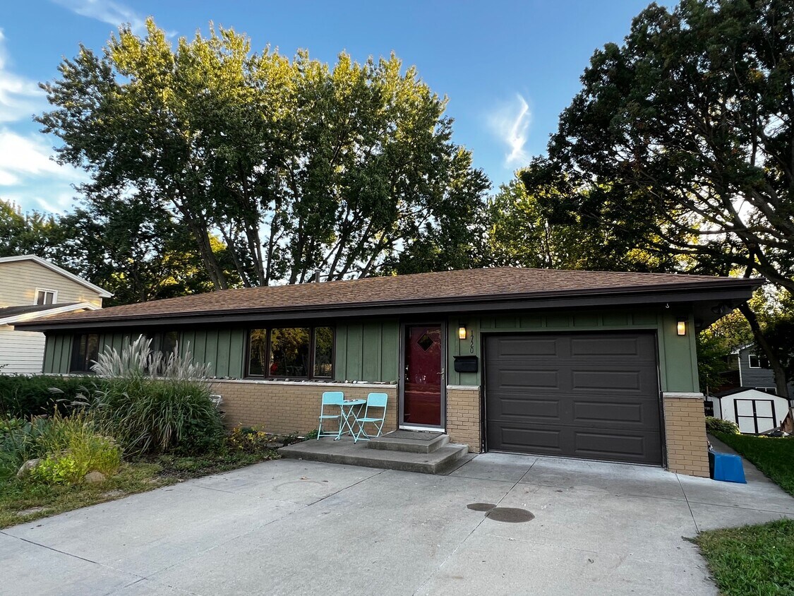 Foto principal - 1720 49th Ave NE