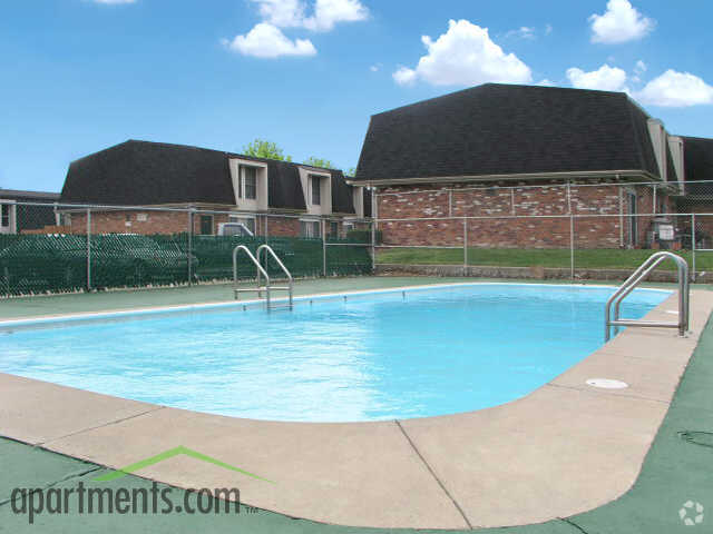 Pool - Townehouse Village Apartments