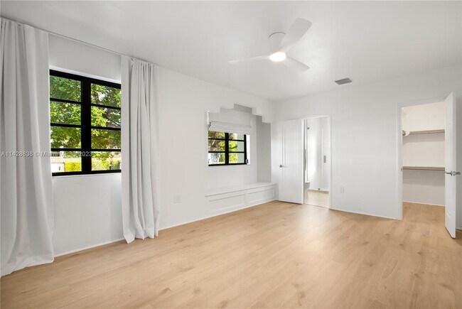 Foto del edificio - 2033 N Bay Rd