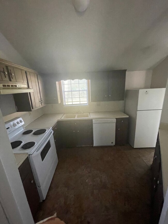 Building Photo - 3 bed 2 bath