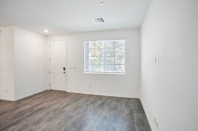 Foto del edificio - 3 Bed Townhome At Las Vegas Blv and St. Rose Pkwy