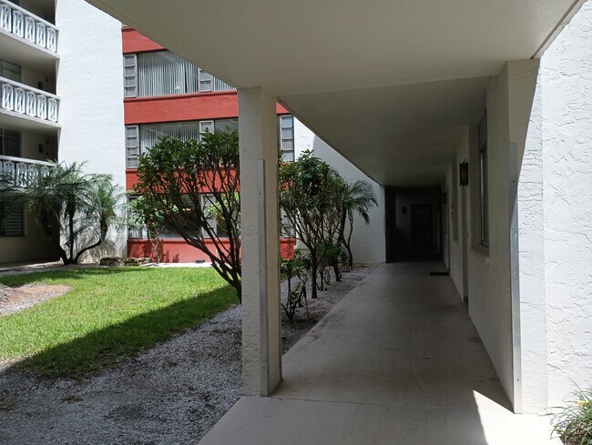 Foto del edificio - 2630 Pearce Dr