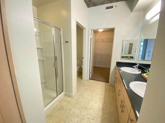 Foto del edificio - Advent - Gorgeous & Bright Contemporary Style Condo W/ Parking & Laundry!