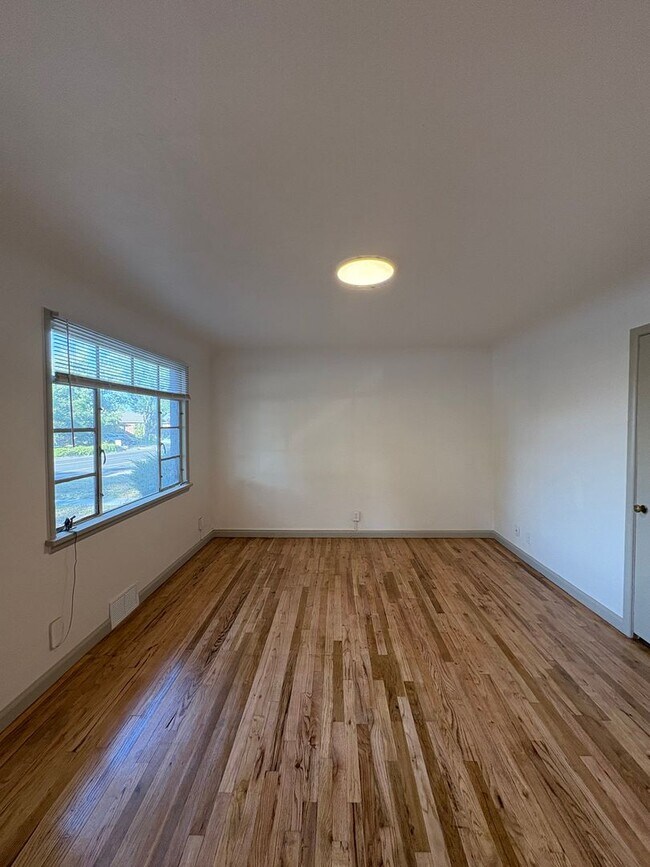Building Photo - Newly Renovated 1 Bed 1 Bath Home