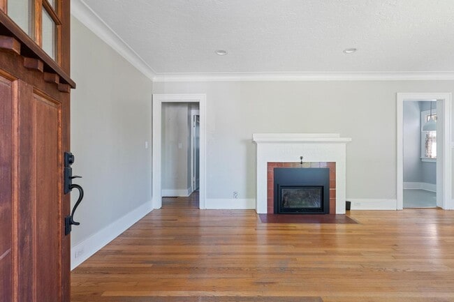 Building Photo - Lovely 2-bdrm/1-bath home w/ updates in cl...