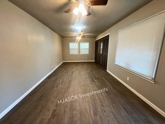 Foto del edificio - Renovated 4-Bed, 2-Bath Near Fort Sill — Fenced Yard & Carport