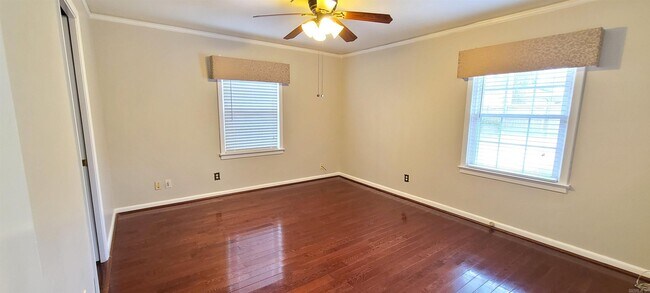 Foto del edificio - 7302 Woodside Ln