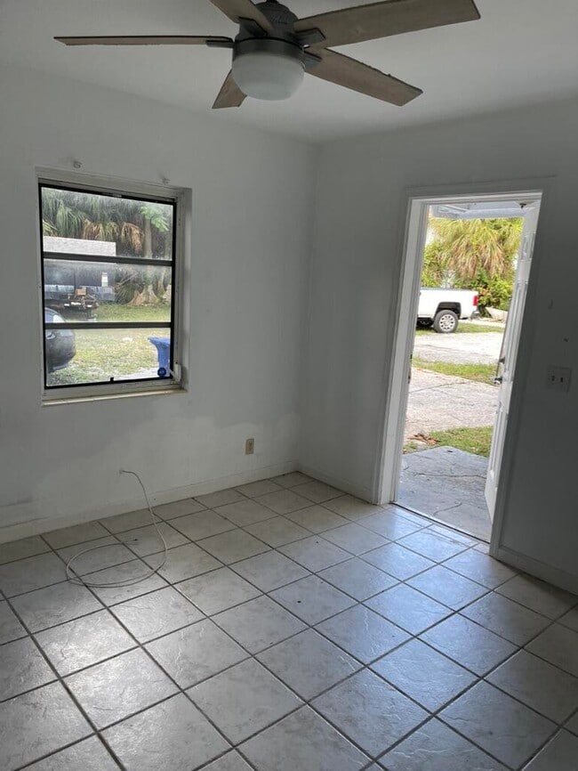 Building Photo - 115 E Lantana Rd