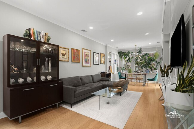 Foto del edificio - Stunning 2-Bedroom Condo in Prime Location