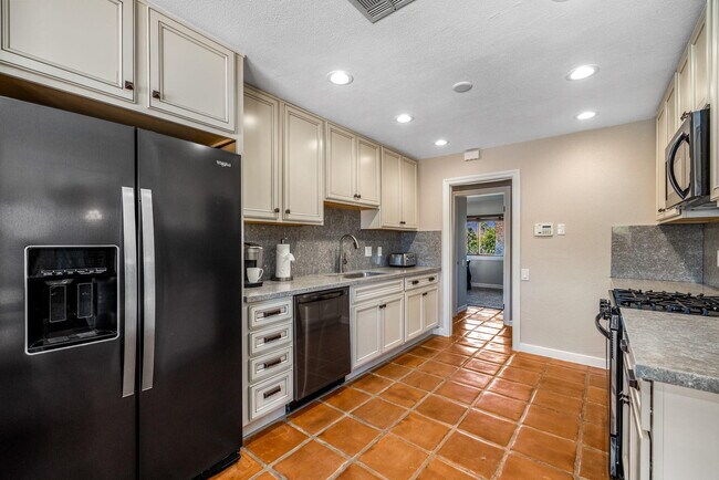 Building Photo - 850 N Cll Quetzal
