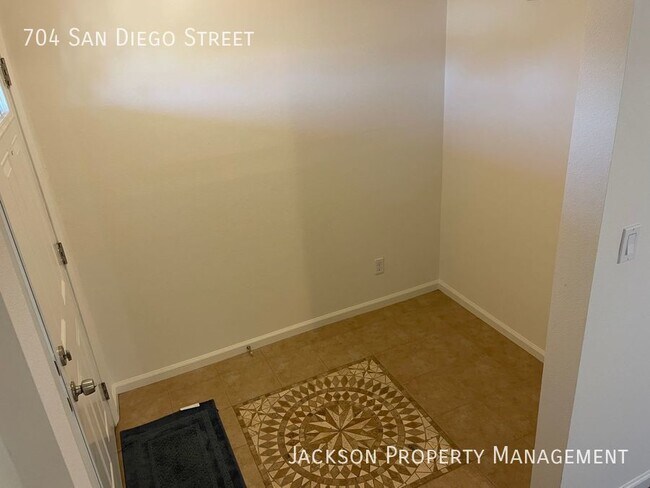 Foto del edificio - Spacious 4 bedroom, 2 bath home located le...