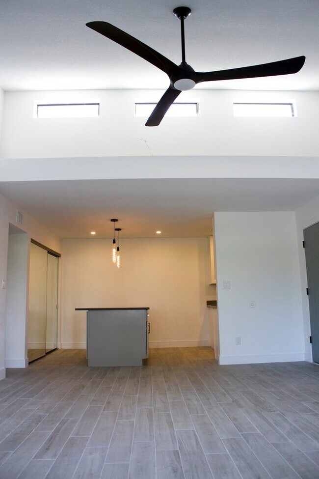 Foto del edificio - Gorgeous 2 bedroom, 2 bathroom second floo...