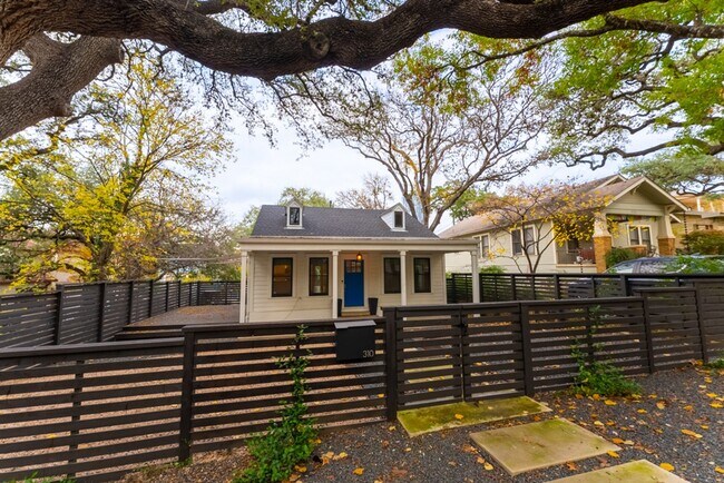 Foto del edificio - Luxury Living in Travis Heights—Historic 3...