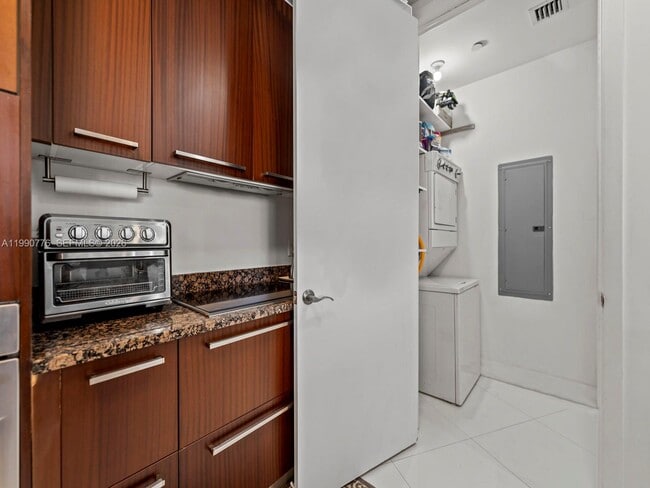 Building Photo - 15901 Collins Ave