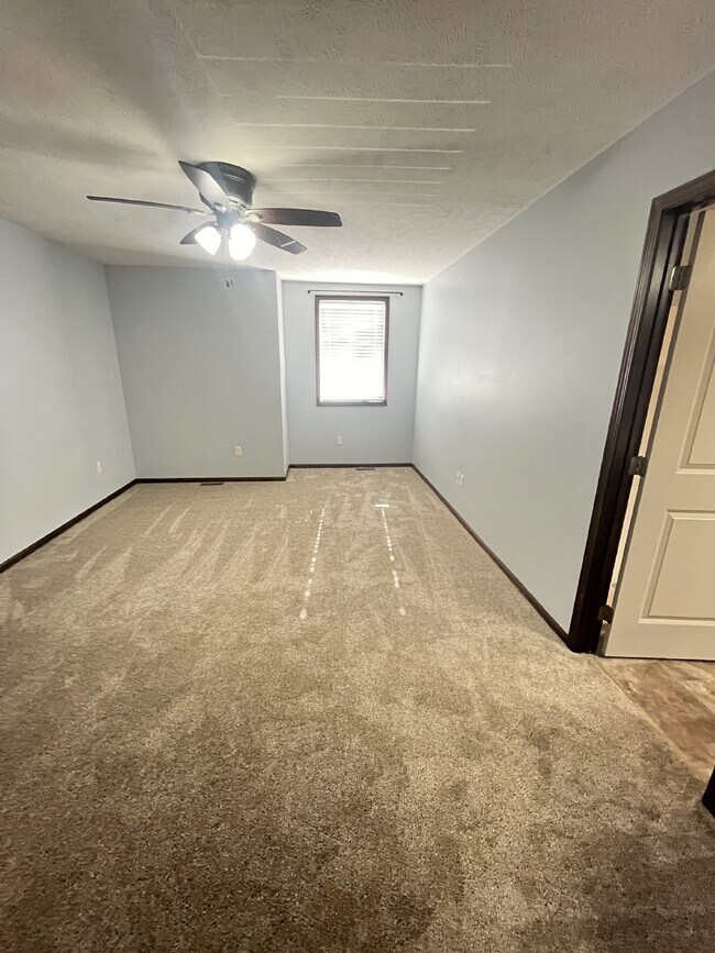 Foto del edificio - Newer 3-Bed Townhome in NW Columbus, attached double car garage and private back yard!