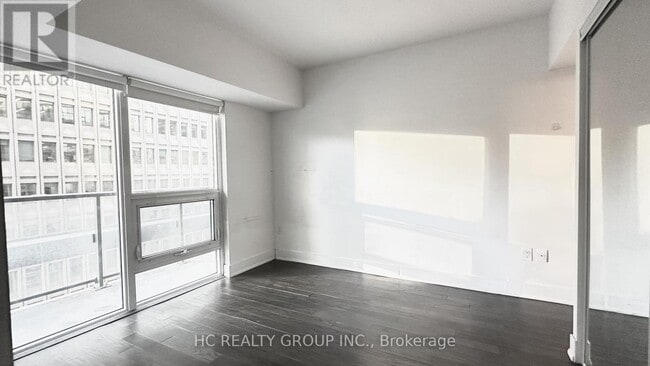 Building Photo - 955 Bay St.