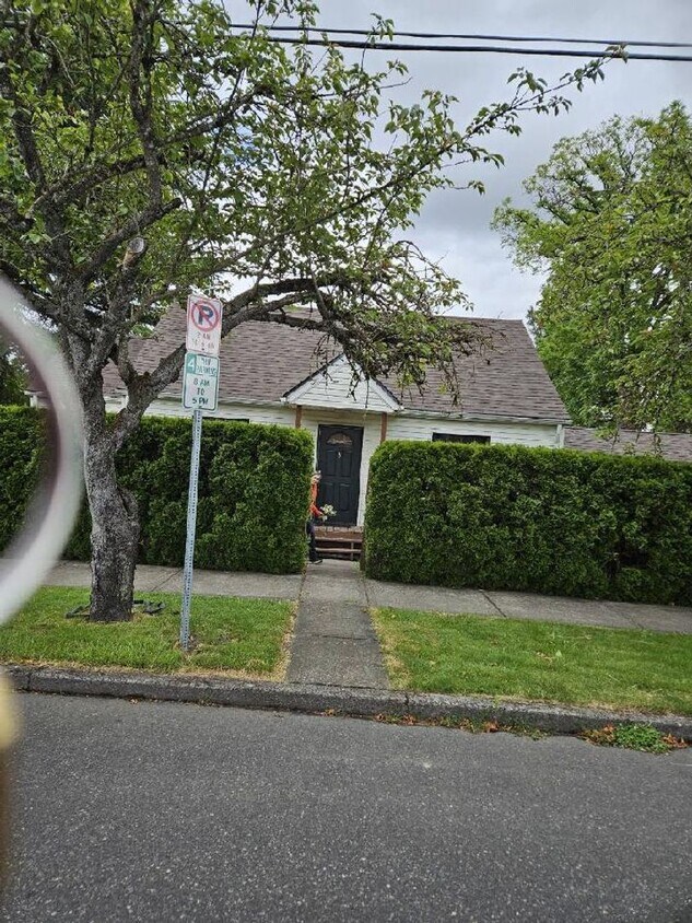 Primary Photo - Quaint 4 bedroom/ 1 1/2 Bath