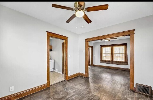 Foto del edificio - 3 Bedroom Home in Old Brooklyn