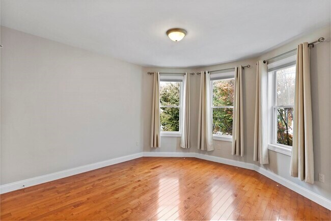 Foto del edificio - 589 E 2nd St