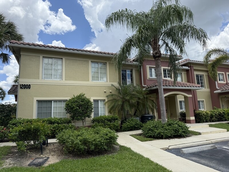 Foto principal - 12000 Rain Brook Ave
