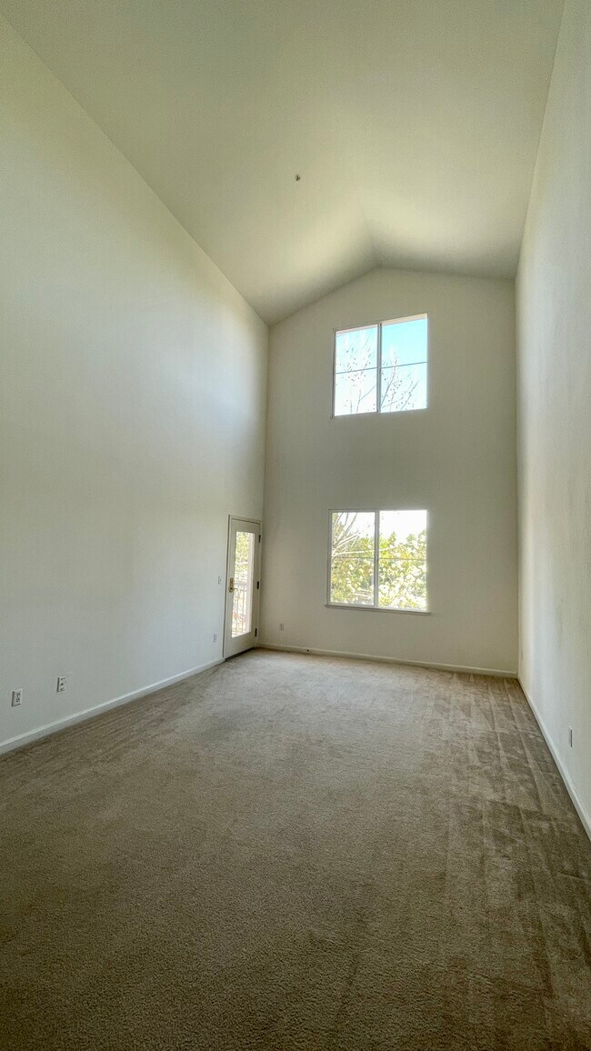 Foto del edificio - 2255 Showers Dr