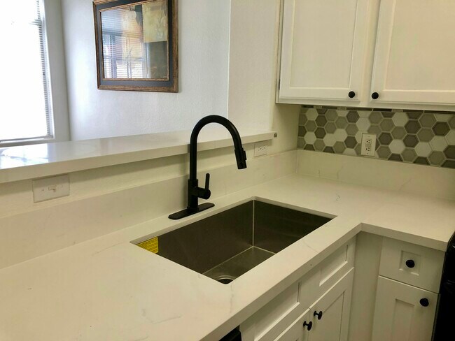 Foto del edificio - 1012 Dusty Creek St