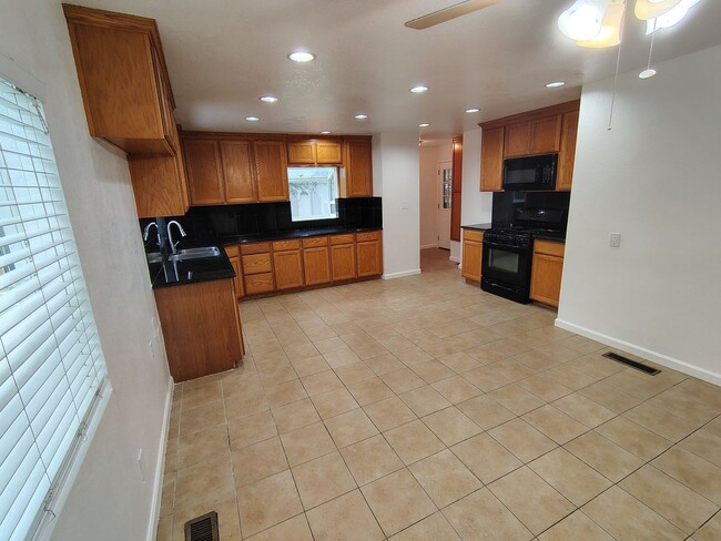 Building Photo - 301 Camellia Way