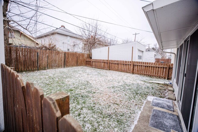 Building Photo - Beautiful two bedroom home with bonus room, fenced in back yard, garage, and full basement!