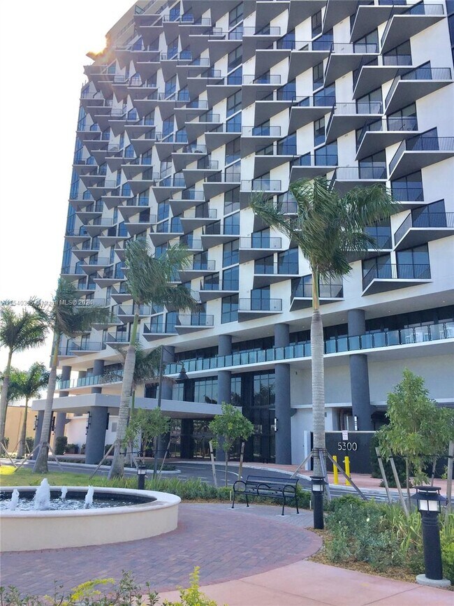 Foto del edificio - 5300 Paseo Blvd