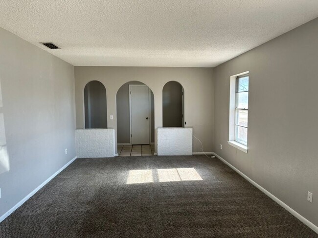 Building Photo - Inviting 3BR, 2BA Home with Fireplace, Spa...