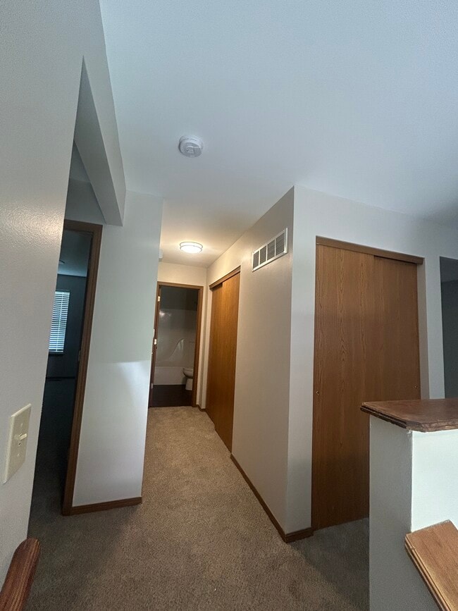Building Photo - 555 Whitegate Dr