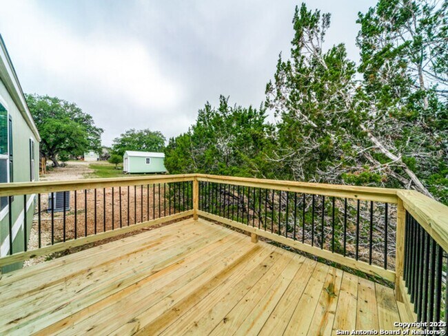 Building Photo - 3 Bedroom/2 Bathroom Home in the Holiday V...