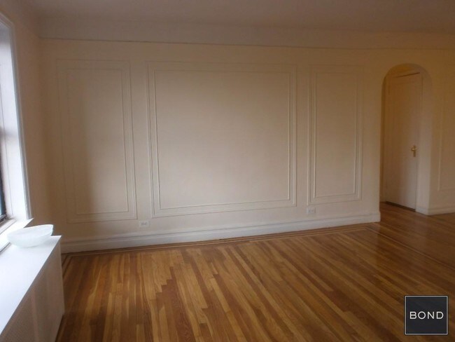 Building Photo - 660 E 242nd St