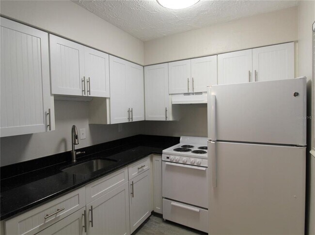 Foto del edificio - 6345 Gateway Ave