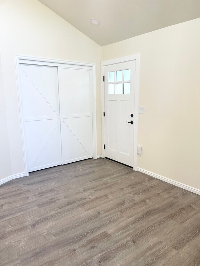 Entrada y sala de estar - 562 Pheasant Way