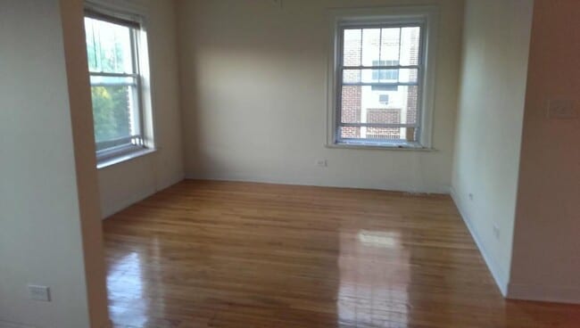 Building Photo - 2008 W Foster Ave