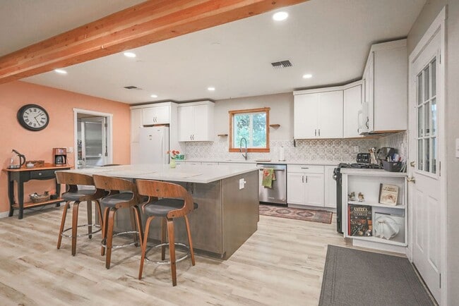 Building Photo - Full Furnished, Cozy Country Cottage Avail...