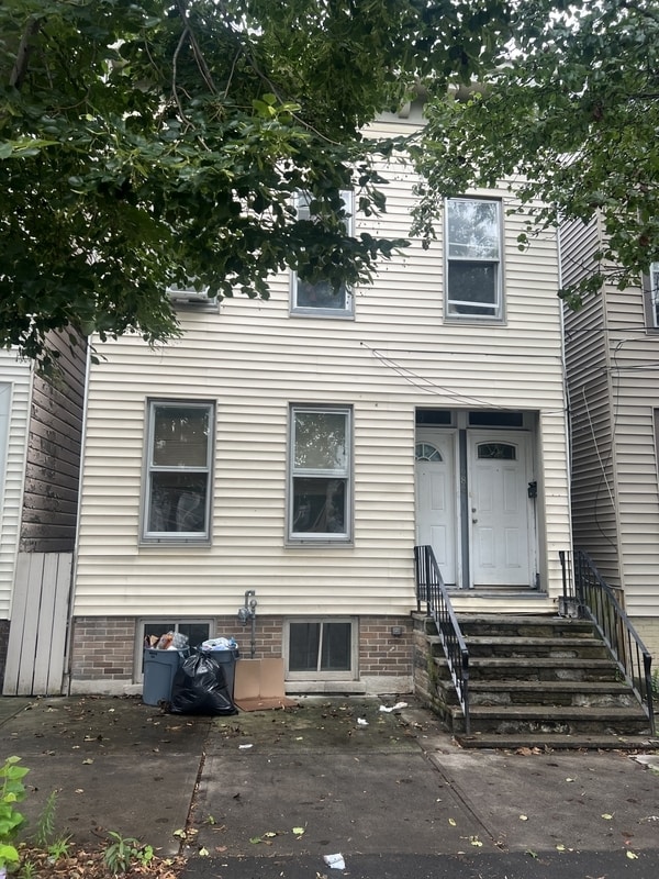 Building Photo - 684 State St