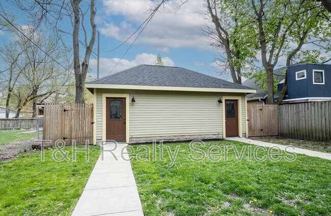 Foto del edificio - 717 Woodruff Pl E Dr